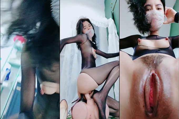 九头身【170cm顶级美腿女神】第一骚女暴力自慰,女用20CM长屌倒模骑坐,双洞齐开爽翻天,搞得呼吸急促