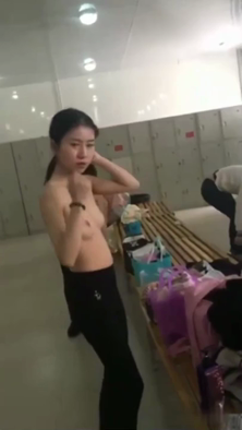 【独家首发】农大校花张xx在学校澡堂更衣室被女同学偷拍视频流出!