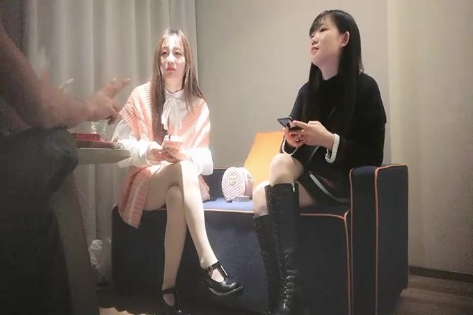 两01年萝莉萌妹双飞,一人一套连体网袜,帮忙抬腿看着姐妹被操,轮流爆插 ,第二炮炮让妹纸扎双马尾单挑