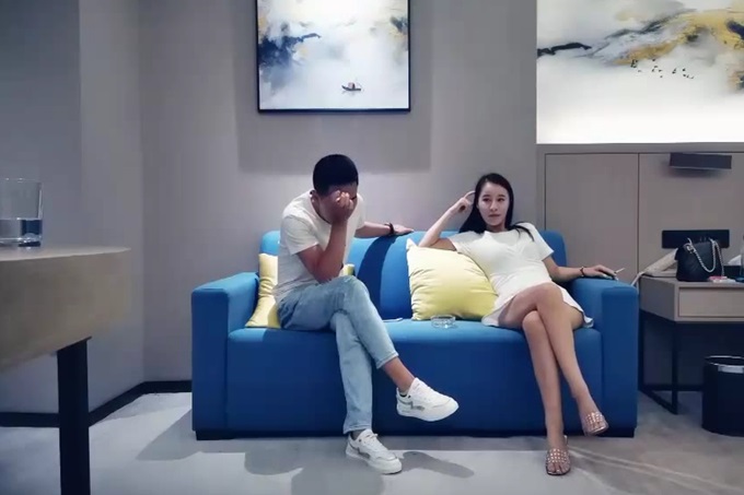 高端外围美女,顶级颜值极品美腿,跪地舔弄奶头,性感黑丝舔屌口交,张开双腿一顿草,舒服了娇喘呻吟