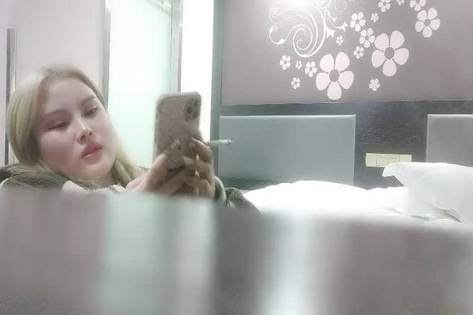 网约金发小嫩妹 对着镜头小穴揉搓 69姿势插嘴 按着双腿持续输出,操的妹子爽翻天