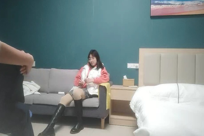 手法相似 眼镜妹极品大胸 脱光后判若两人 淫荡小娇娃 舌吻啪啪激情如火 