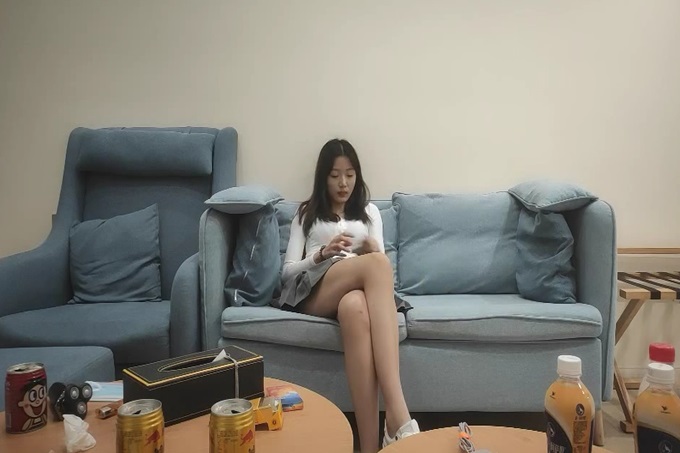 一极品嫩妹,笑起来甜美修长美腿,忍不住舔起大腿,沙发上操骑乘扶细腰后入