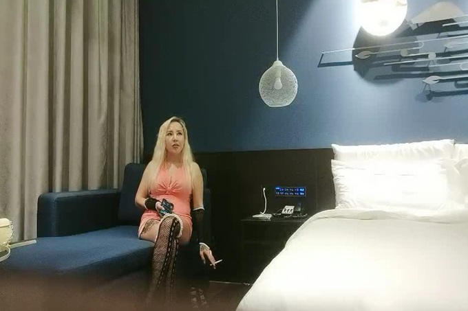 金发极骚唇钉外国熟女,丁字裤网袜扣穴调情,骑在身上扭动臀部,骑乘打桩快速抽插猛操