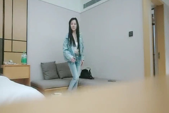 带小背心顶级骚货,170CM黑丝大长腿,扭动屁股磨屌,特写深喉插嘴,穿着高跟鞋骑乘猛坐