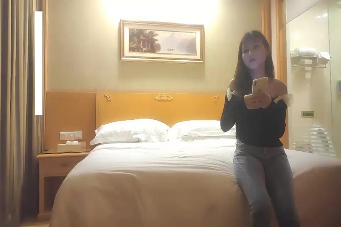 黑衣牛仔裤妹子啪啪,蹲着口交后入按着腿大力抽插猛操