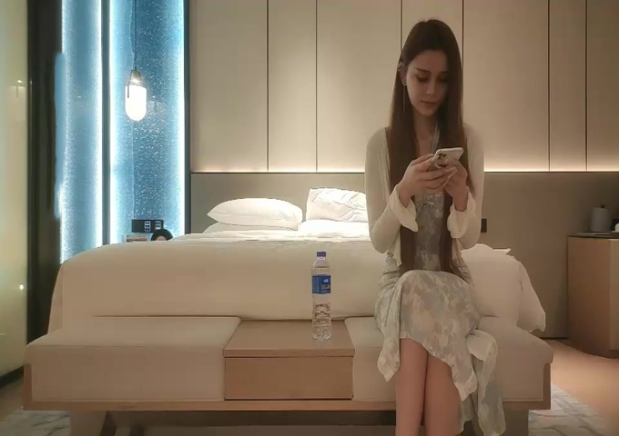 走高端路线,看上去像混血1米73网红外围妹子,腰细胸大长腿极品身材,抬起双腿猛操