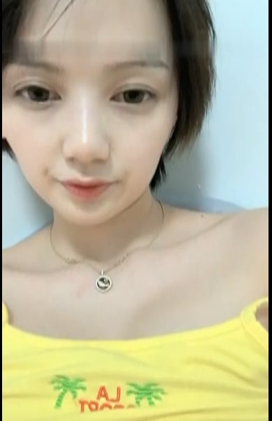 「穿这样性感吗？」短发巨乳妹的小可爱上衣太犯规！边走边晃奶波太诱人：认真想揉