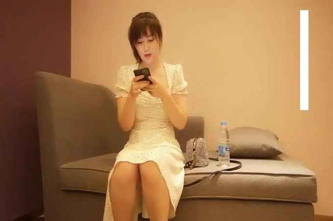 声音嗲嗲肉肉身材甜美妹子,深喉69口交舔弄特写扣逼舔菊,上位骑乘猛操呻吟诱人