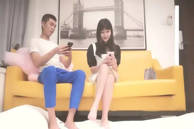 背带裤妹子洗完澡舌吻调情,特写口交摸逼骑坐无套猛操