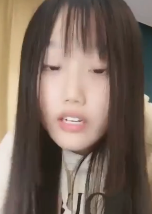 一脸呆萌嫩嫩小姑娘!黑色白丝袜笑起来甜美!给炮友足交主动骑乘位,深插小穴叫的大声,后入大肥臀