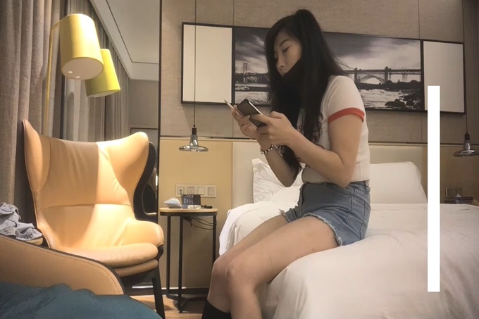 白衣牛仔短裤少妇啪啪,翘起屁股口交摸逼后入抽插猛操