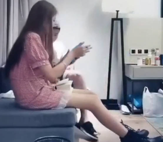 还在读大一的清纯美女课余时间兼职平面拍摄,酒店被高价潜规则 