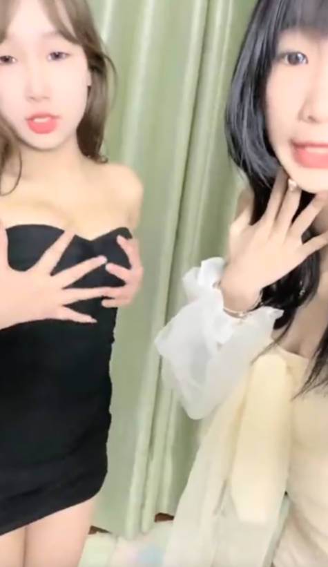 两个00后嫩妹妹!双女一起秀!苗条身材粉嫩小穴,镜头前掰穴搔首弄姿,跳蛋塞穴一起震