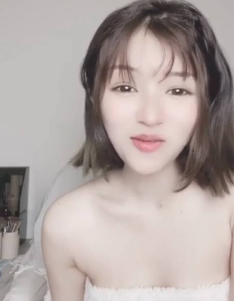 绝对让你看一眼就会爱上的极品女神【小絮絮】逆天颜值---比明星都要美顶级尤物!强烈推荐