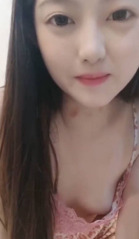 想要爸爸抱!纯欲系天花板!顶级尤物美少女,漂亮大眼睛,撩起睡衣美臀,道具猛捅娇喘呻吟