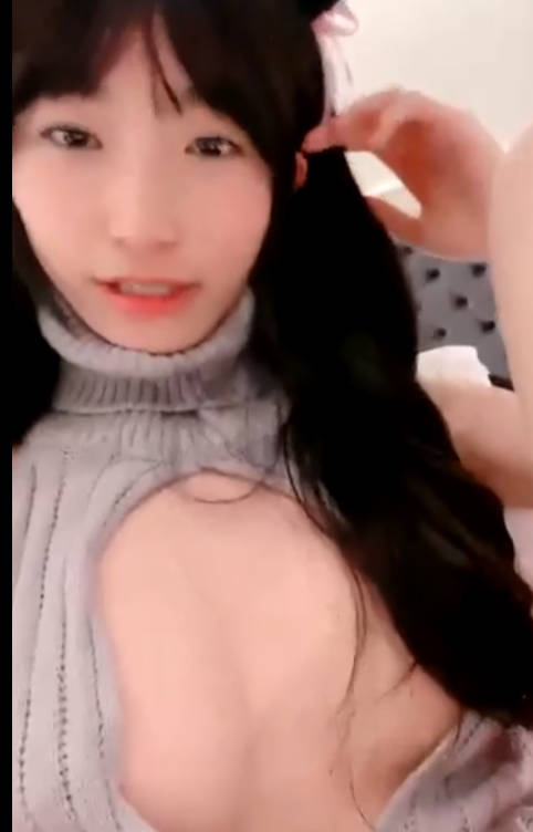 呆萌美少女初下海!情趣露背毛衣!镜子前假屌骑坐,逼毛杂乱掰穴,张开双腿道具猛捅