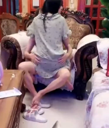 混血长腿妹妹!3P激情名场面!跪在沙发前后夹击,抱起来猛操,特写视角,操的骚逼流出白浆