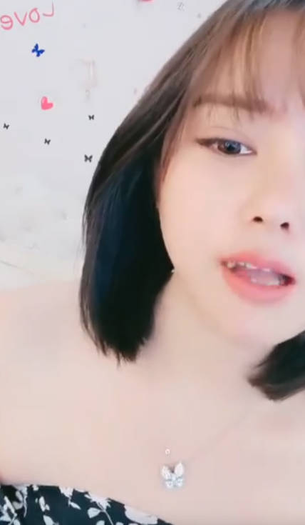 短发美女近期下海!外表甜美骚的很!珍珠丁字裤扒开,假屌深插骚穴,爽的流出白浆