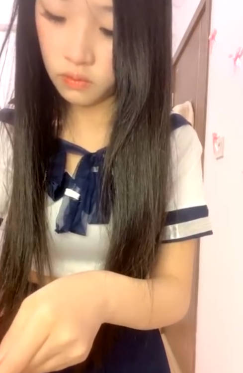 一脸呆萌妹妹!情趣学生装扭腰摆臀!掰开紧致嫩穴,特写视角刮逼毛,看着更粉水嫩多汁