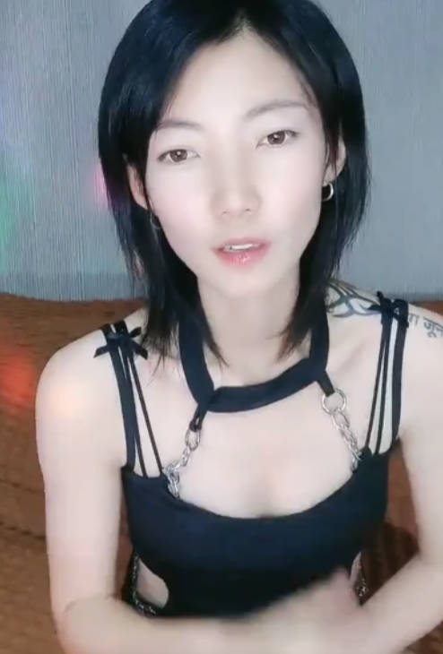 气质甜美短发小姐姐!苗条身材贫乳!吊带黑丝袜美腿,扭腰摆臀风骚,炮友扶腰站立后入