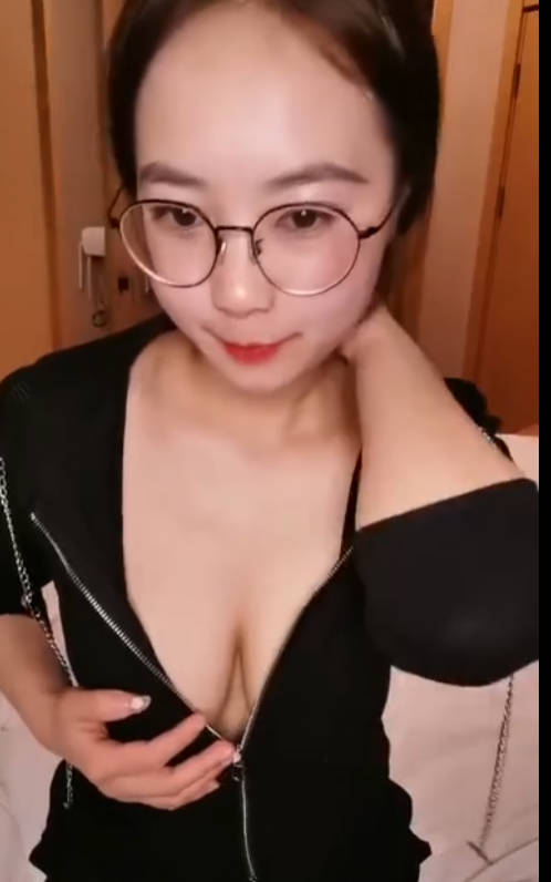 大奶眼镜骚货!酒店炮友激情操逼!掏出奶子揉捏,抓起大屌舔弄,扶屌骑乘位磨穴,爆插美臀