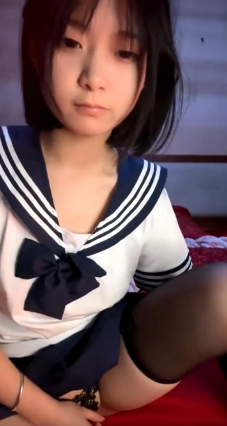 清纯美少女刚下海!JK装卡哇伊!难得大尺寸秀,翘起美臀拨开丁字裤,一线天超肥美穴