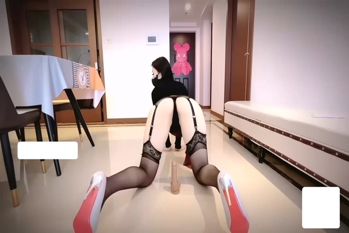 ▌淑怡▌黑丝嫂子的诱惑 小嘴吸吮肉棒 开腿爆击蜜臀嫩穴内射 