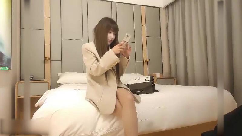 文軒探花深夜場胖哥代班約了個顏值不錯西裝妹子啪啪 換上短裙舔逼口交后入抽插騎坐自己動 