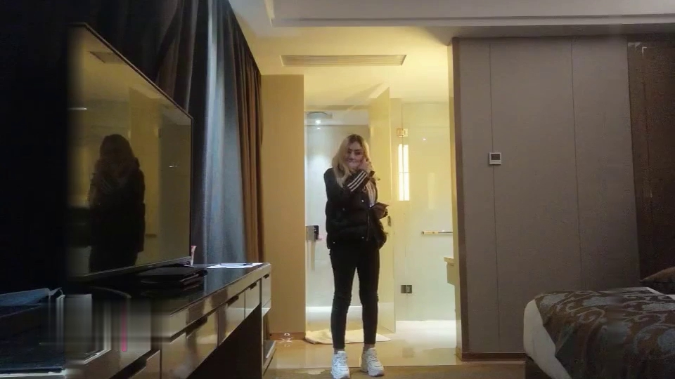 探花哥電召喚金發巨乳少婦波推互舔猛肏 