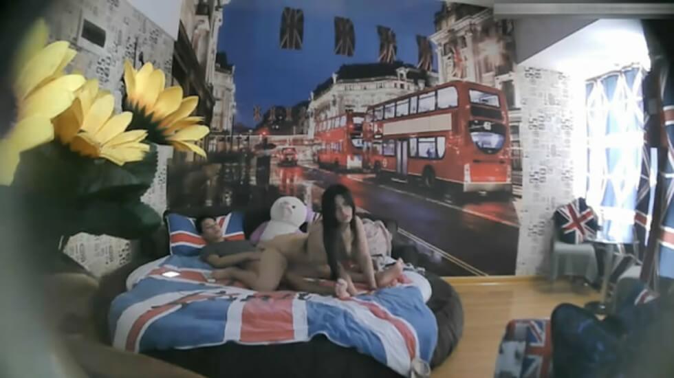 欧美风酒店年轻大学生情侣开房打炮肥臀女友很饥渴进屋就扒掉男友裤子吸舔肉棒搞硬坐上来猛搞叫声表情一流 