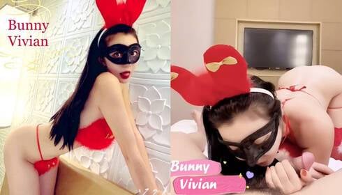 圣诞装红丝女神因为假肉棒不够满足,喊上小哥哥爆操自己!