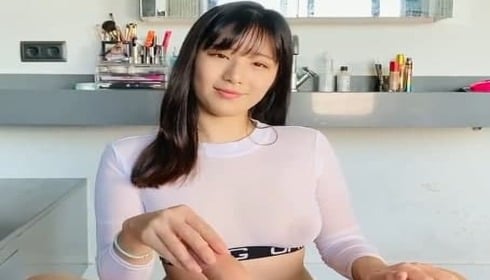 巨乳女王骚气吸舔大肉棒!把肉棒放在巨乳中间摩擦~的啊