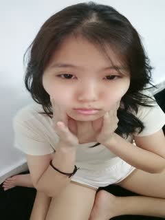 清纯素颜小妹露脸想让狼友们的礼物,听指挥脱光了展示.