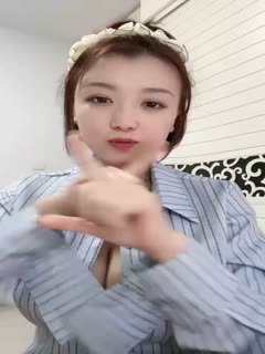 新人下海甜美小姐姐!一对豪乳呼之欲出!撩下小背心柔软奶子