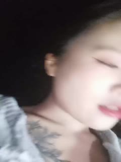 颜值不错的美女主播露脸户外小河边勾搭钓鱼的小哥激情啪啪,让小哥吃奶玩逼口交大鸡巴...