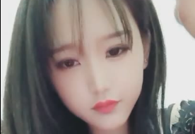 一边聊骚,一边脱衣服.