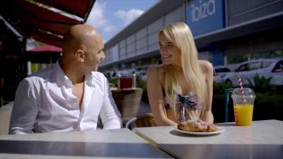 她在国外度过了一个星期,拥有她一生中最好的性