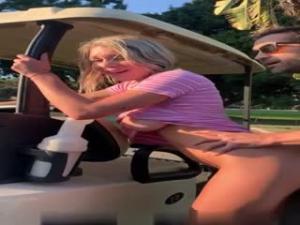 土豪打高尔夫,泡上了来球场打工的大奶妹子。