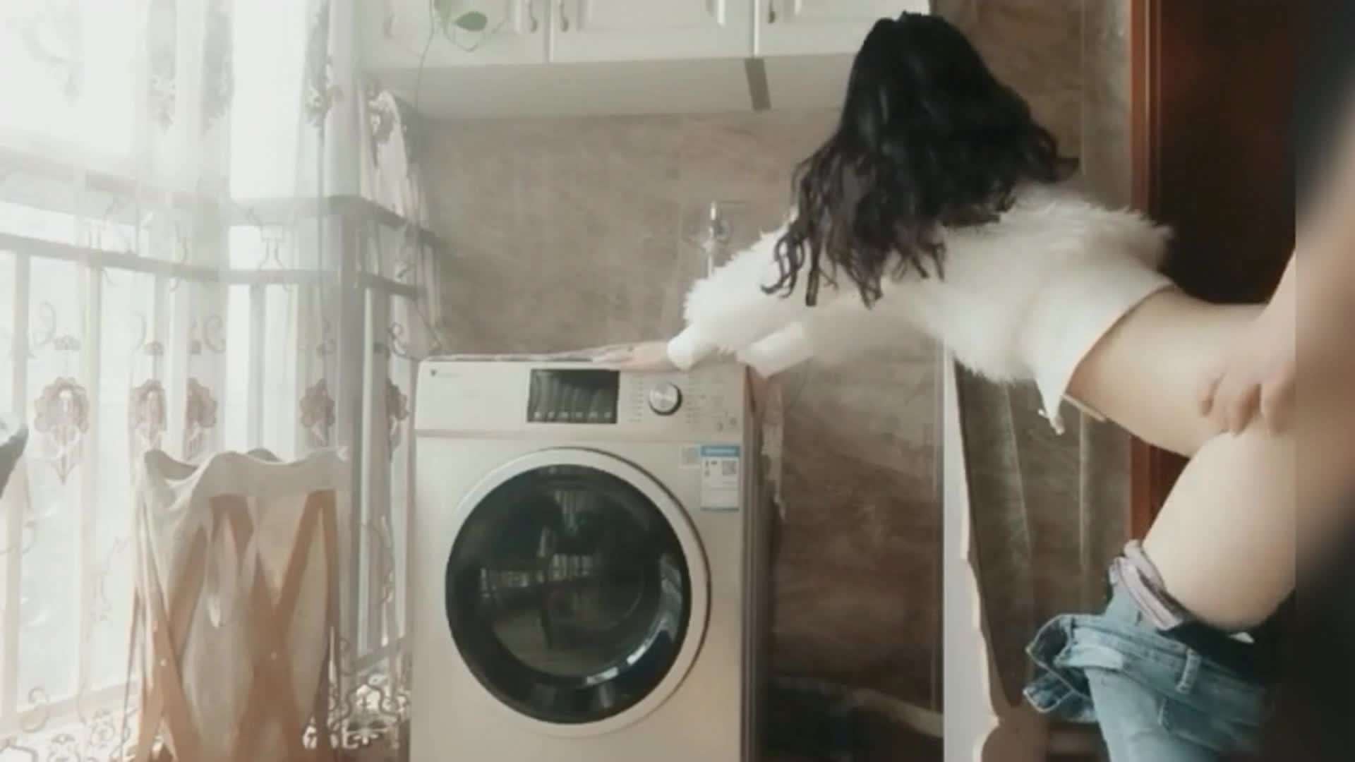 国产剧情弟弟把亲姐姐在阳台给上了