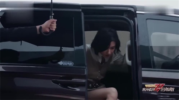 AI换脸万茜：浪姐后台淫乱实录，高潮娇喘不停！