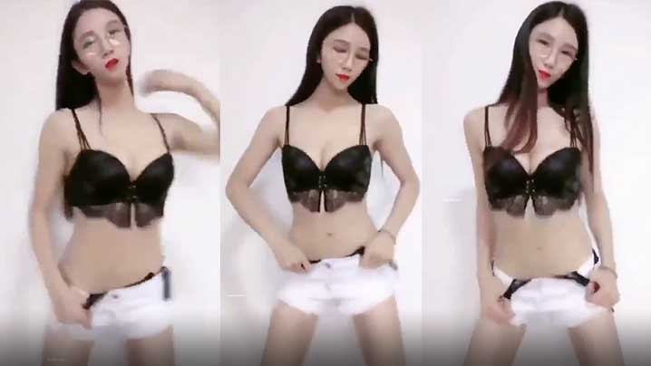 女子为了引流只剩内衣裤跳舞诱惑.